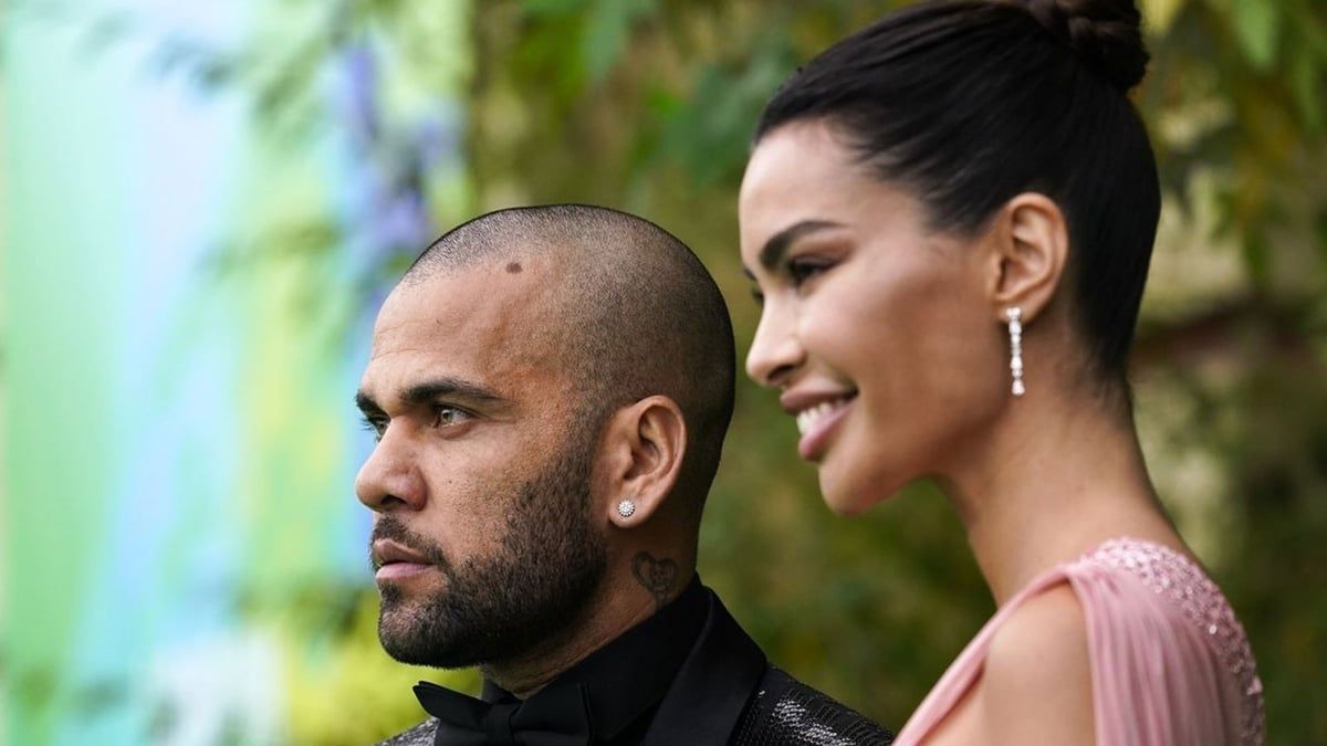 أول ظهور لداني ألفيس رفقة زوجته بعد خروجه من السجن (صورة)