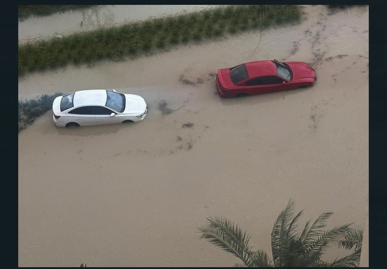انهيار طرق .. شاهد سيول غزيرة تضرب الإمارات