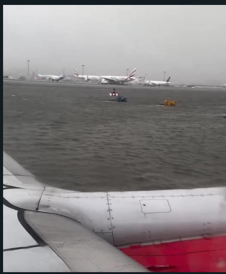 انهيار طرق .. شاهد سيول غزيرة تضرب الإمارات