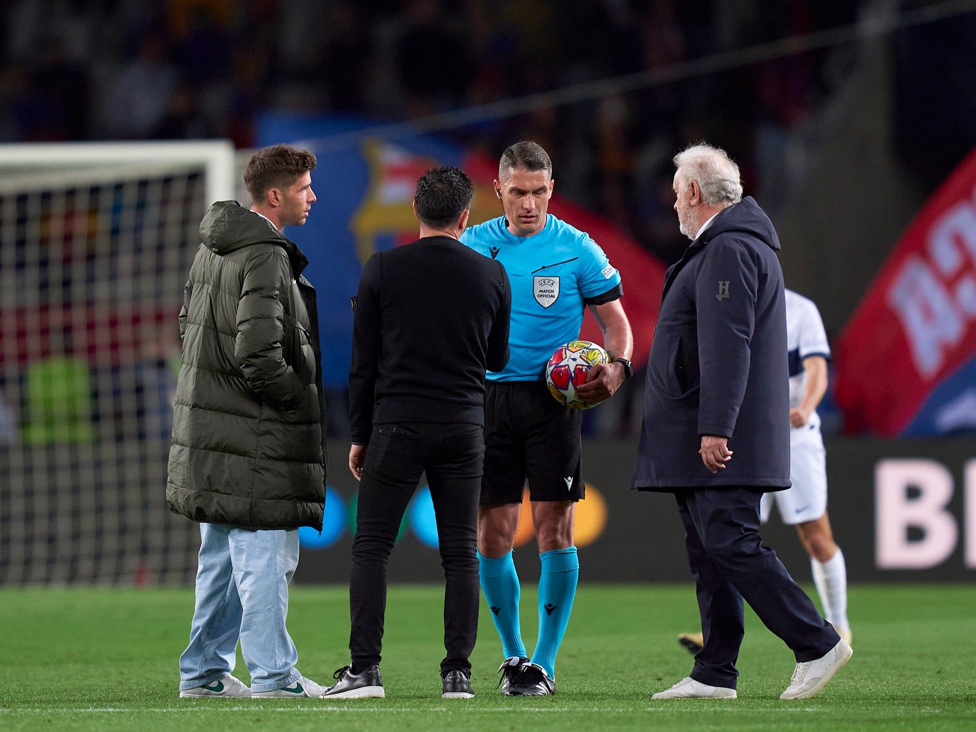 حمّل الحكم مسؤولية الخسارة.. هكذا مهدت أخطاء تشافي التكتيكية والسلوكية انتصار سان جيرمان - موقع الخليج الان