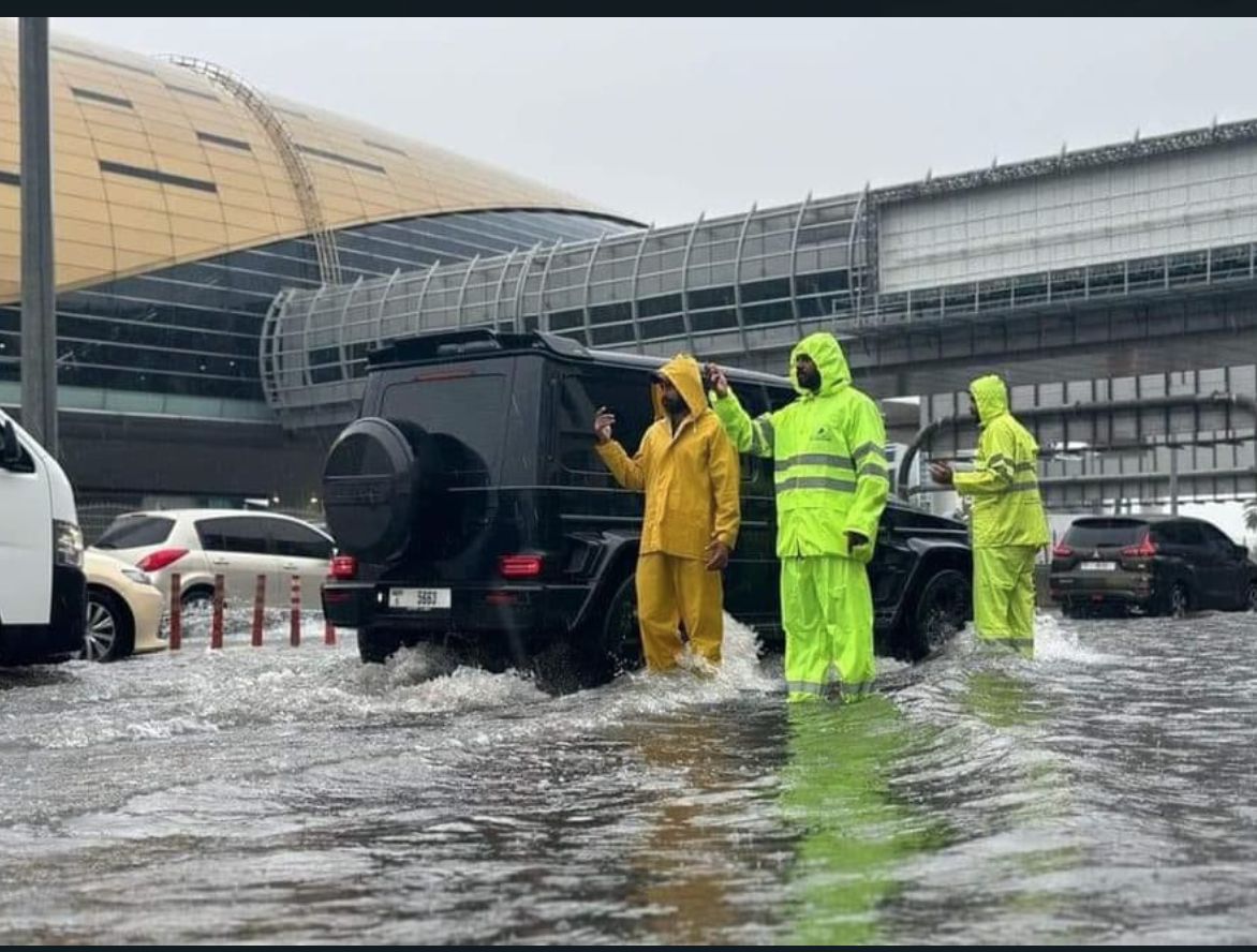 انهيار طرق .. شاهد سيول غزيرة تضرب الإمارات