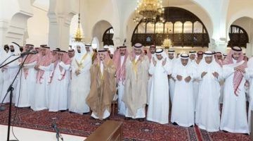شاهد.. أمير منطقة الرياض يؤدي صلاة الميت