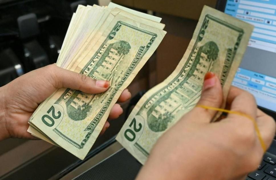 قوة الدولار تفرض كلمتها على أسواق العملات