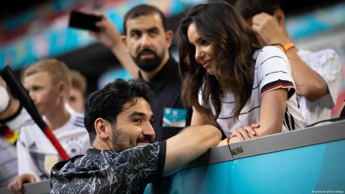 نشرت وحذفت.. زوجة غوندوغان تثير غضب لاعبي برشلونة (صورة)