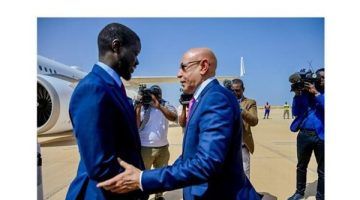 أول زيارة خارجية.. الرئيس السنغالي الجديد يصل موريتانيا