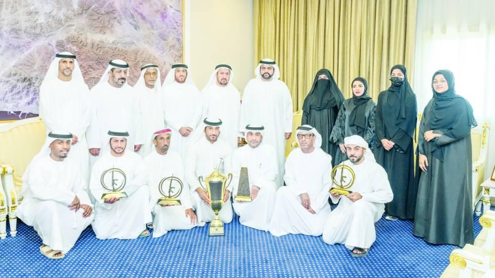 محمد بن حمد يلتقي وفد نادي الفجيرة للرماية