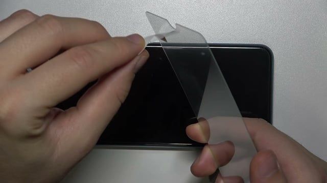 هل يجب عليك تبديل شاشة هاتفك إلى واقي شاشة غير لامع؟