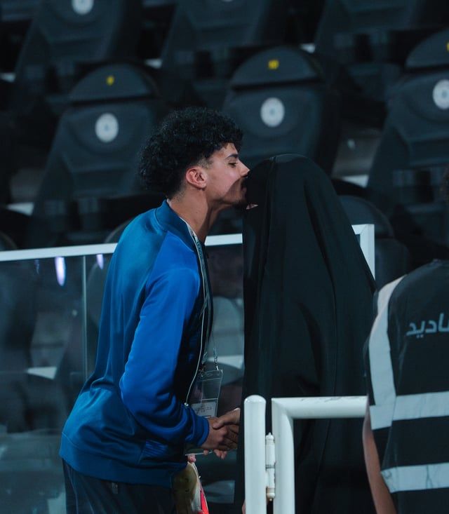 لاعب سعودي يقبل رأس والدته قبل مباراة محلية (صور)