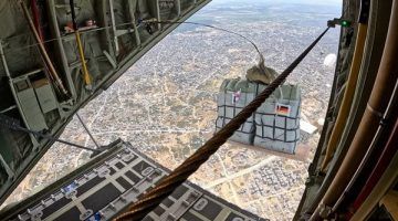 إسقاط أكثر من 50 ألف وجبة طعام على شمال غزة