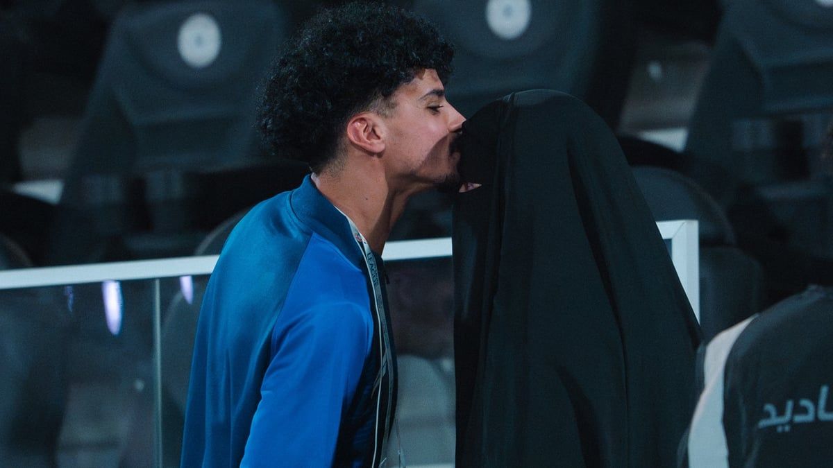 لاعب سعودي يقبل رأس والدته قبل مباراة محلية (صور)