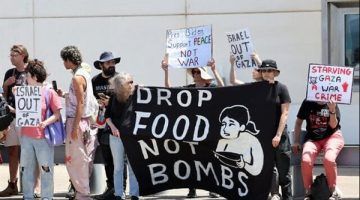 أسقطوا الطعام وليس القنابل.. احتجاجات أمام السفارة الأمريكية في تل أبيب