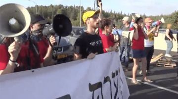 أهالي الرهائن الإسرائيليين يغلقون طريقا سريعا في تل أبيب بسبب تعثر المفاوضات