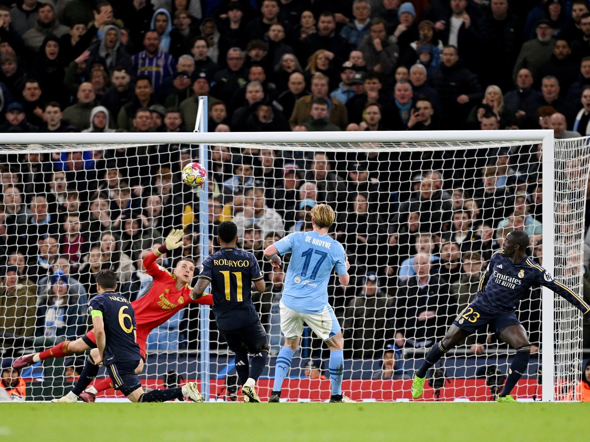 بالفيديو.. أخطاء جدلية ودفاعية وغزارة تهديفية.. تحليل مباريات إياب ربع نهائي أبطال أوروبا - موقع الخليج الان