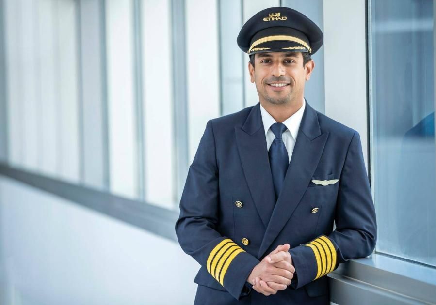الكابتن شريف الرميثي.. أول وأصغر إماراتي ينال دكتوراه الملاحة الجوية