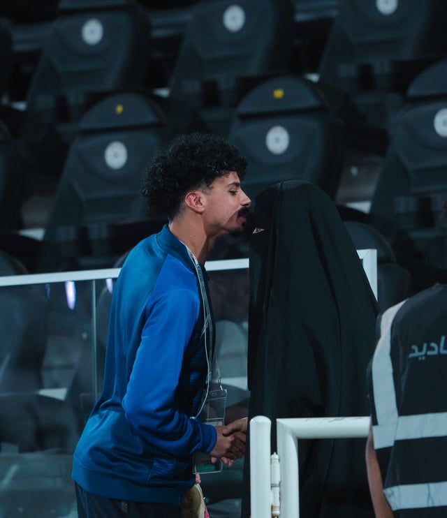 لاعب سعودي يقبل رأس والدته قبل مباراة محلية (صور)