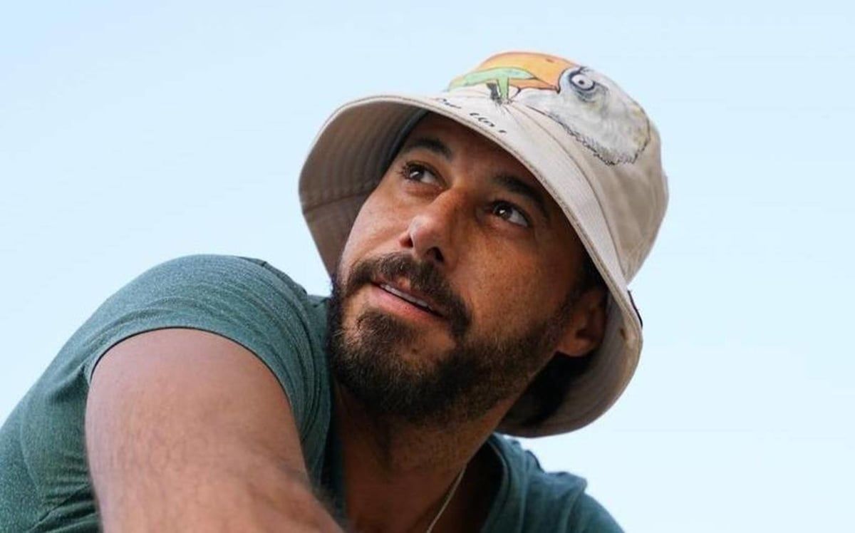 "محدش يصور".. أحمد السعدني يهاجم صحفيين في جنازة والده (فيديو)