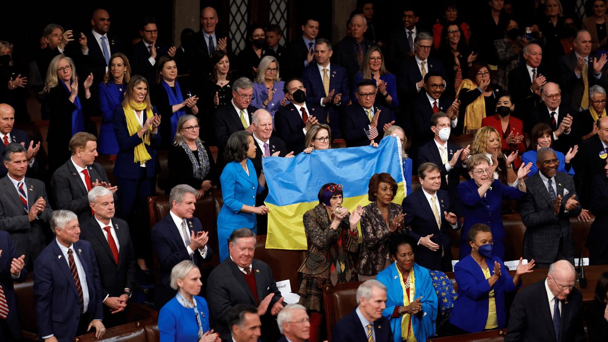 أمريكا تقر حزمة مساعدات ضخمة لأوكرانيا.. والكرملين يندد