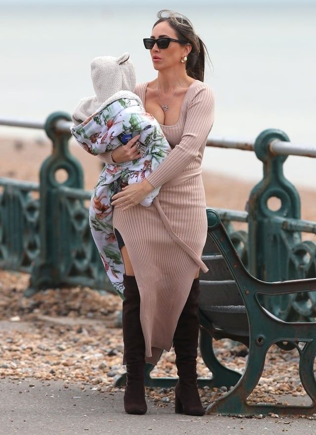 لاعب إنجلترا يخاطر بجمع زوجته السابقة وصديقته في كأس أوروبا