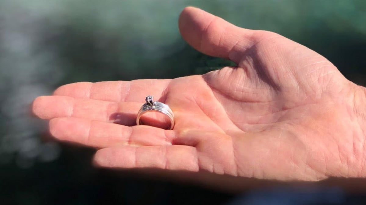 السعودية.. موظف مطار يقود جهوداً لإعادة خاتم فقدته امرأة مجهولة (فيديو)