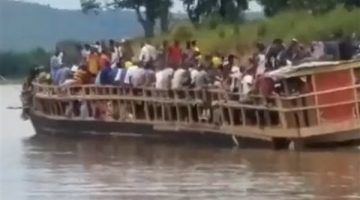 كانت تقلهم لجنازة.. مصرع 58 شخصًا جراء غرق عبارة في إفريقيا الوسطى| فيديو