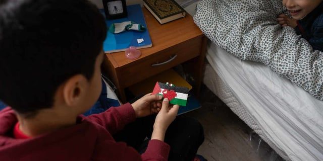 غزّيون في فرنسا: نحاول التكيف لكن قلوبنا مع أهالينا في القطاع