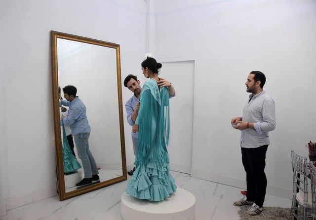 فستان الفلامنكو.. تقليد أندلسي يعود إلى الواجهة في عالم الموضة (صور)