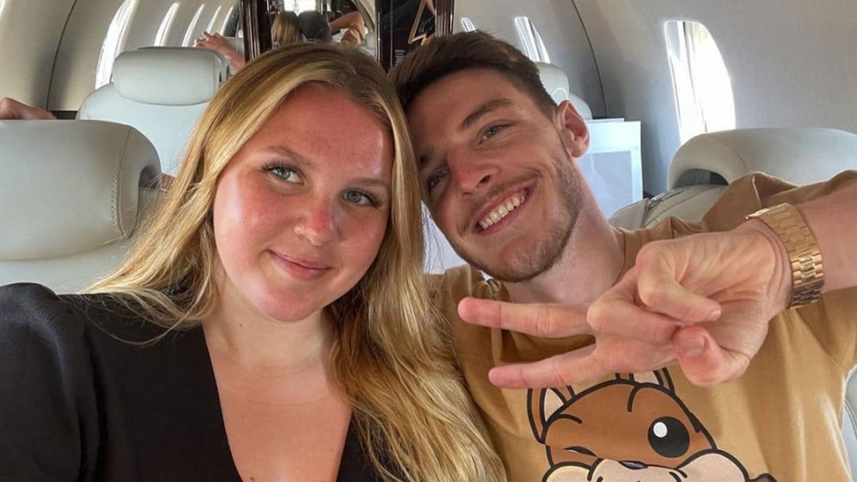 حقيقة دفاع ديكلان رايس عن صديقته بعد ازدياد وزنها