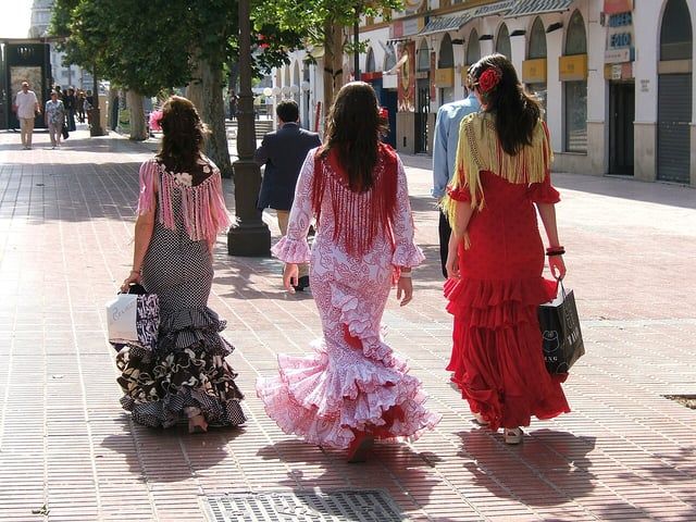 فستان الفلامنكو.. تقليد أندلسي يعود إلى الواجهة في عالم الموضة (صور)