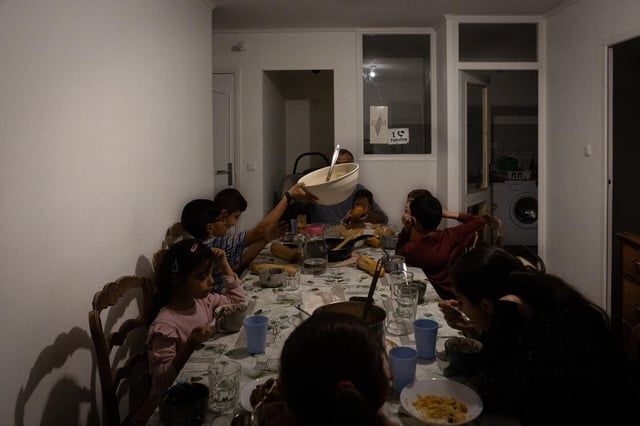 غزّيون في فرنسا: نحاول التكيف لكن قلوبنا مع أهالينا في القطاع