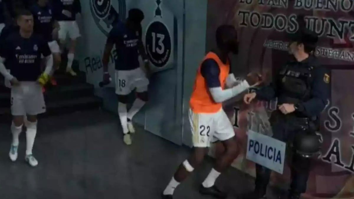 بعدما حاول إخافته قبل الكلاسيكو.. روديغر يمنح قميصه لشرطي (فيديو وصورة)