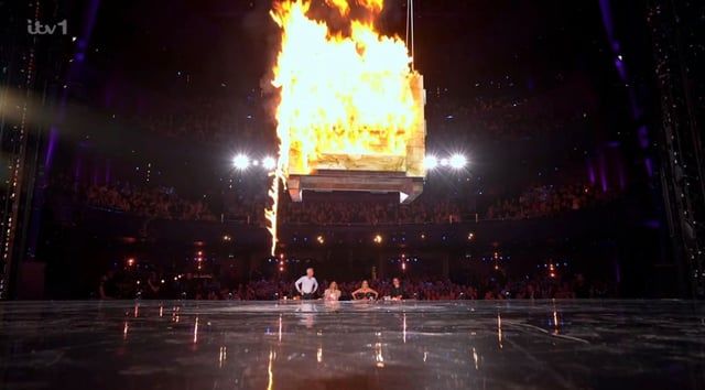 النيران تلتهم مسرح برنامج اكتشاف مواهب شهير بسبب خطأ فني (صور)