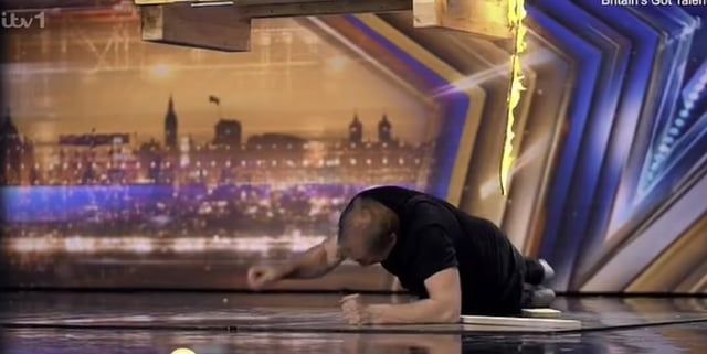 النيران تلتهم مسرح برنامج اكتشاف مواهب شهير بسبب خطأ فني (صور)