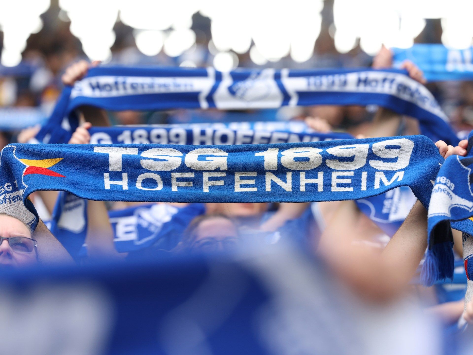 “تصرف غبي”.. السجن يواجه مشجعا أصاب 14 شخصا في الدوري الألماني - موقع الخليج الان