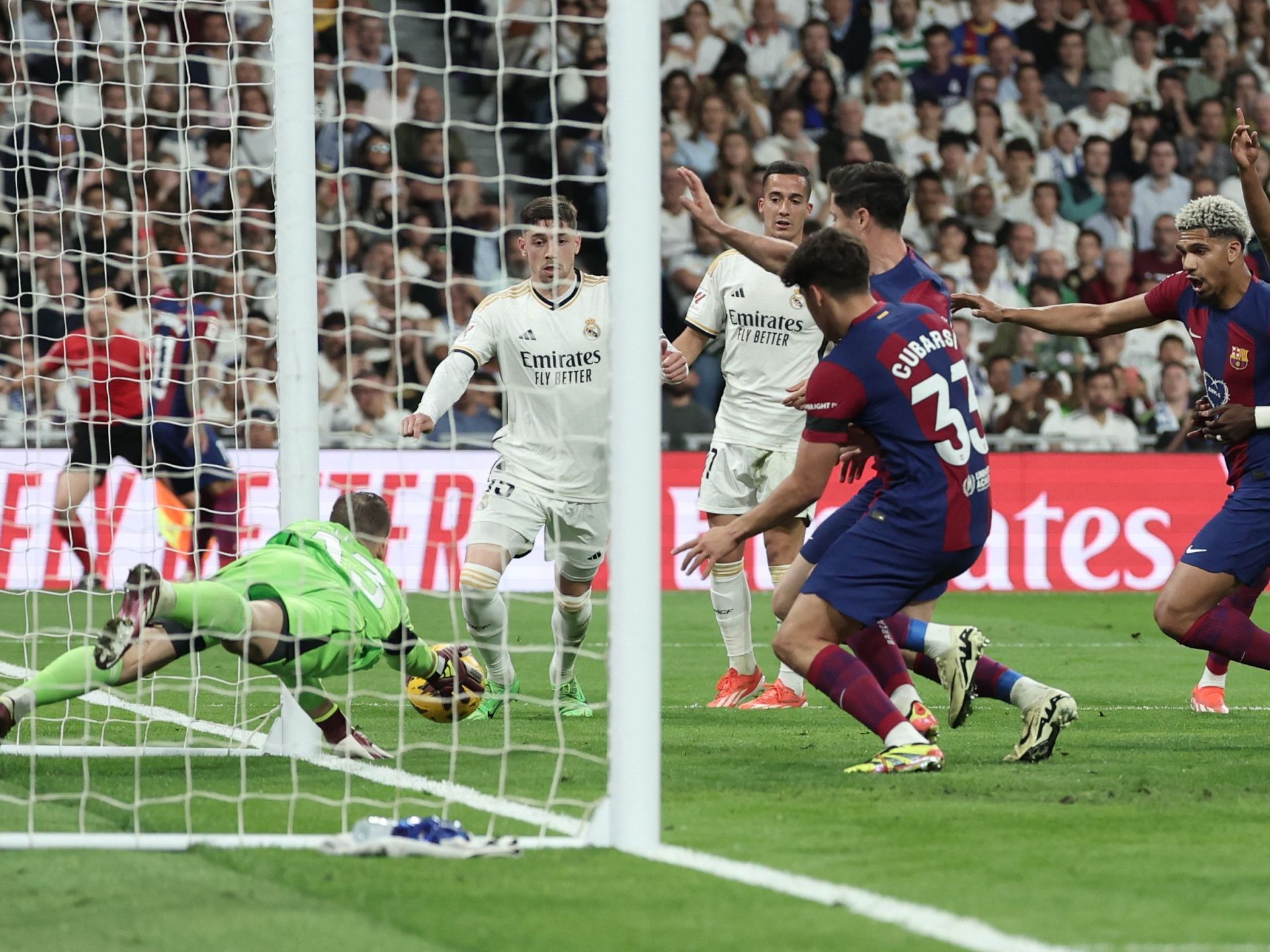 على لسان حكام كلاسيكو ريال مدريد وبرشلونة.. القصة الكاملة للهدف “الشبح” - موقع الخليج الان