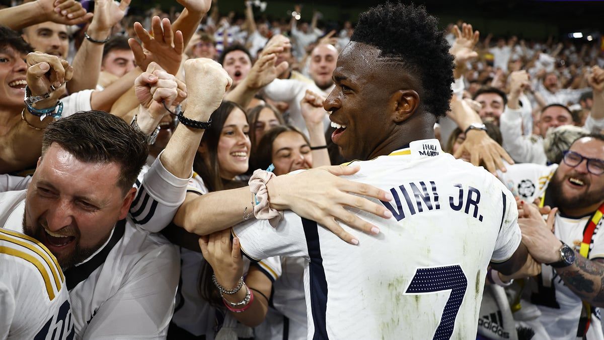 فينيسيوس جونيور يحتفل مع مشجعات ريال مدريد (فيديو)