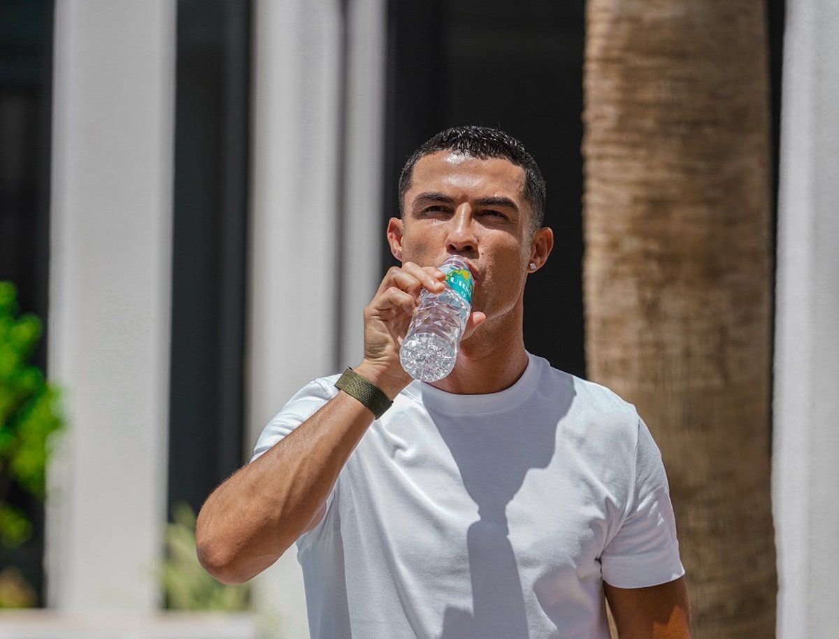 يشبه رونالدو.. "بنر" جمهور الهلال يثير جدلا (صور)