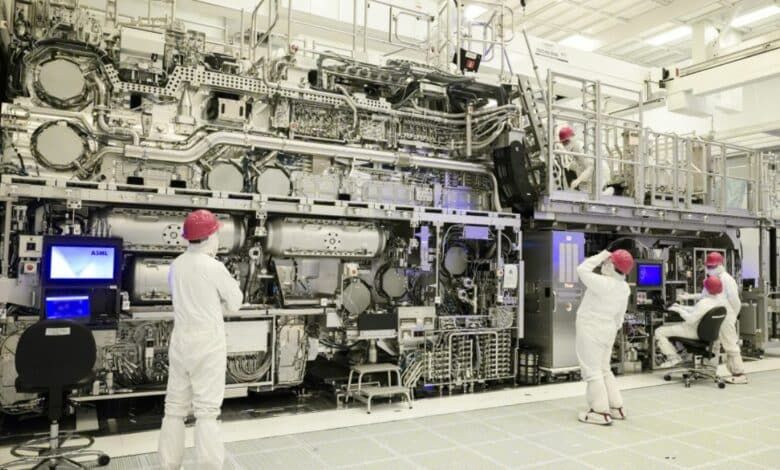 إنتل تُكمل تجميع أولى أجهزة طباعة الرقاقات High-NA EUV في العالم - موقع الخليج الان