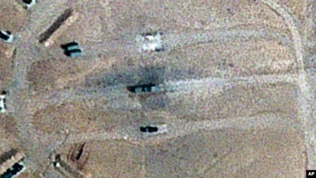 صور جوية تظهر نقل إيران معدات من قاعدة جوية تعرضت لهجوم إسرائيلي