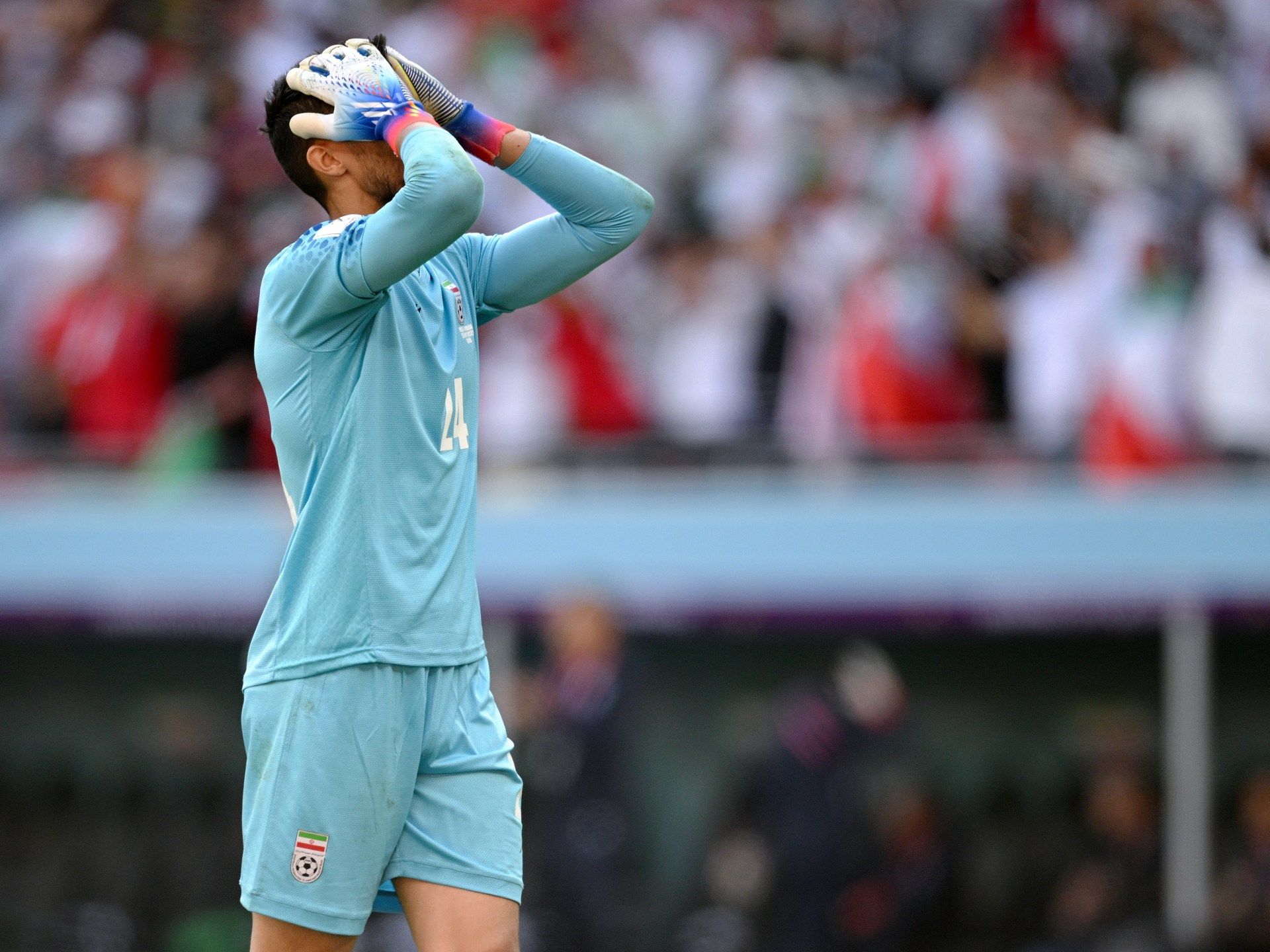 غرامة وإيقاف حارس مرمى إيراني بسبب مشجعة - موقع الخليج الان