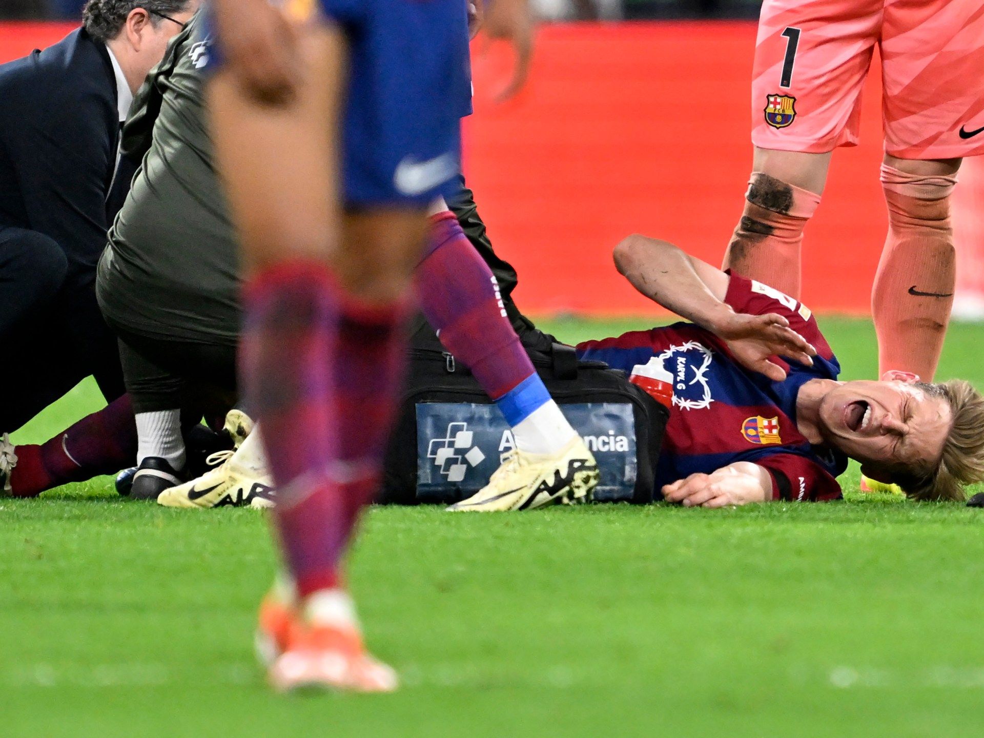 دي يونغ لن يرتدي قميص برشلونة مجددا هذا الموسم - موقع الخليج الان