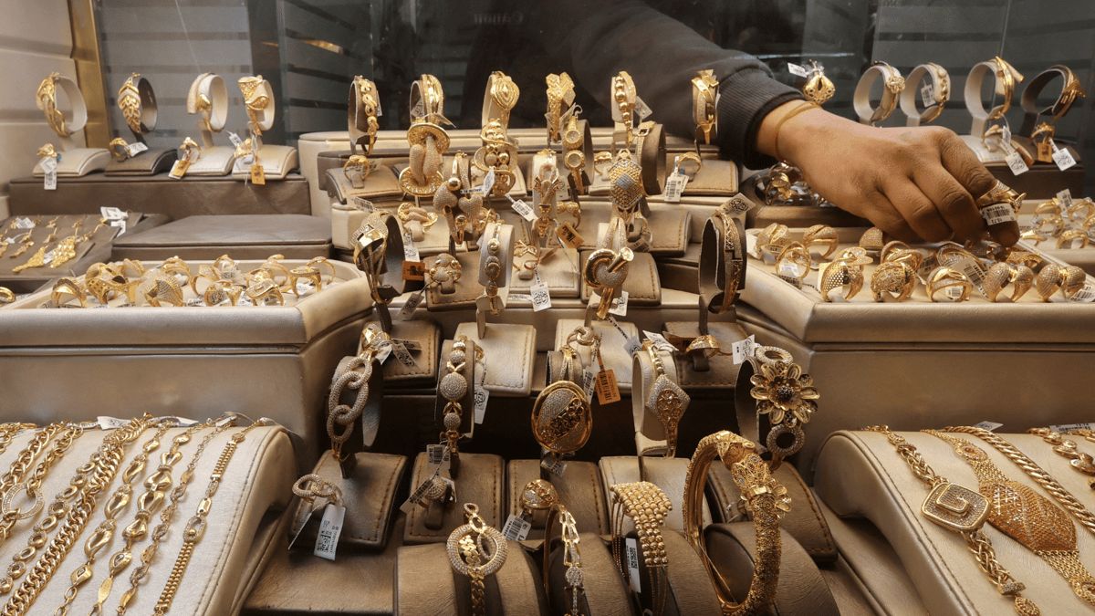 الذهب ينخفض لأدنى مستوى في أكثر من أسبوعين