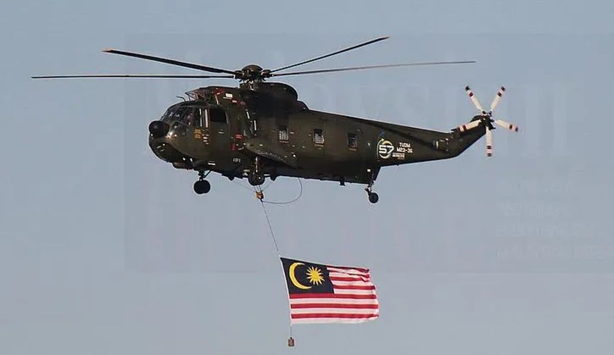 مقتل 10 في تصادم طائرتي هليكوبتر للبحرية الماليزية (فيديو)