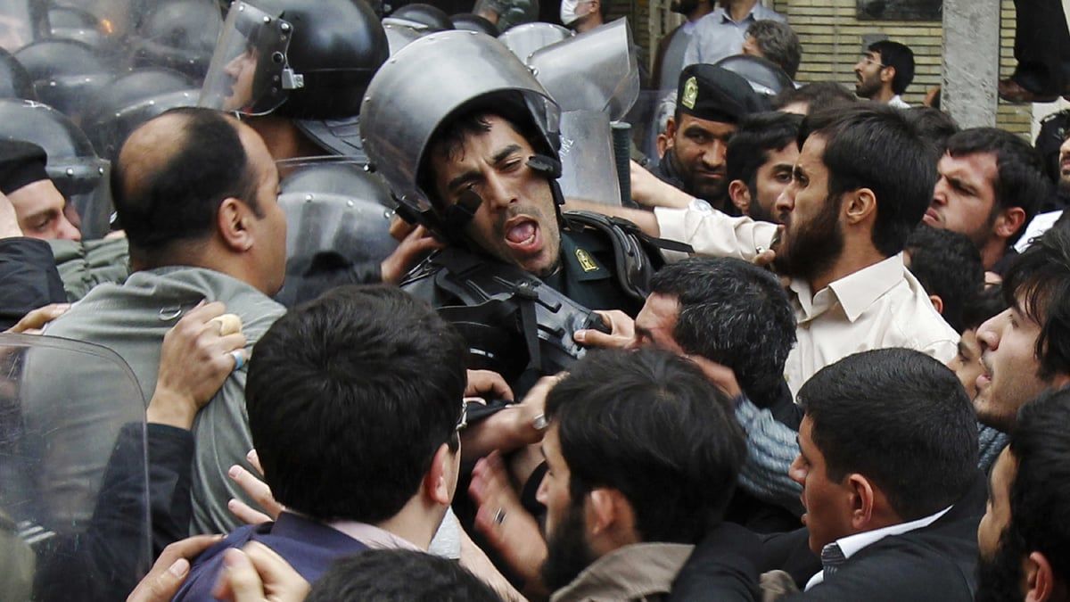 إيران.. احتجاجات إثر مقتل شاب بنيران الشرطة (فيديو)