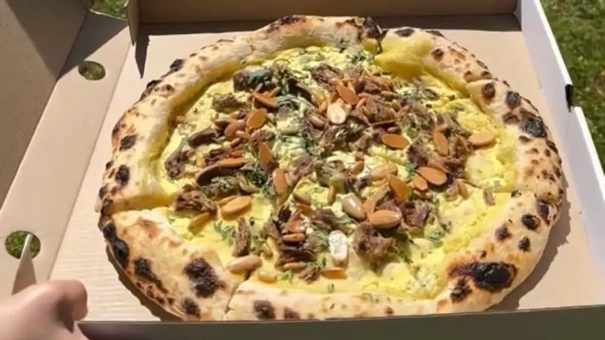 "بيتزا المنسف" تثير الجدل في الأردن.. هل تصمد أمام الرافضين؟ (فيديو)