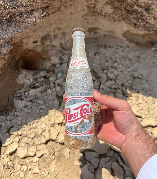 أمطار الإمارات تكشف عن زجاجة "كولا" عمرها 62 عاما (صور)