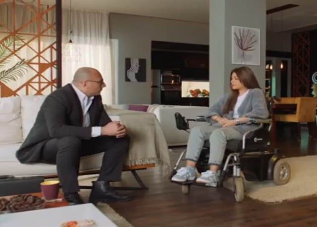 منة فضالي تتحدث لـ"الخليج 365" عن تحديات الجلوس على كرسي متحرك في "محارب"