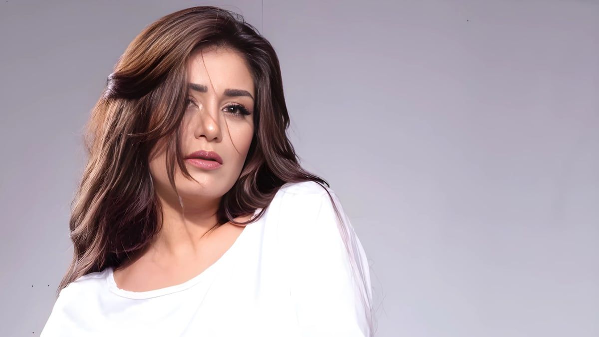 منة فضالي تتحدث لـ"الخليج 365" عن تحديات الجلوس على كرسي متحرك في "محارب"