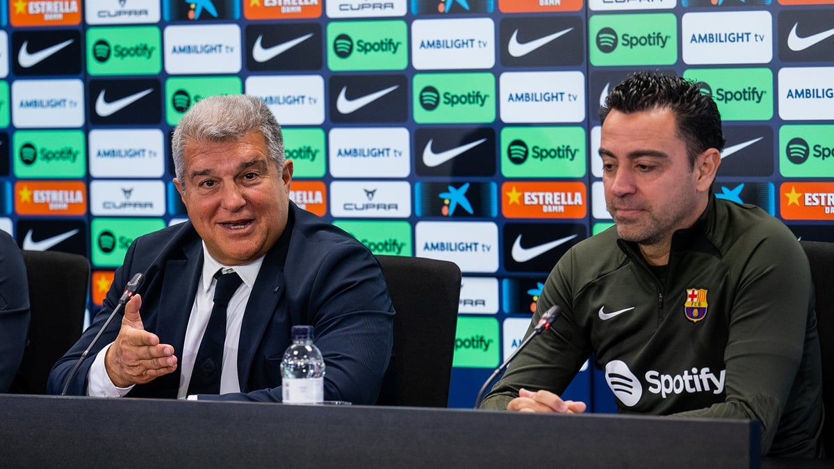 أول تعليق من تشافي بعد قرار بقائه في برشلونة