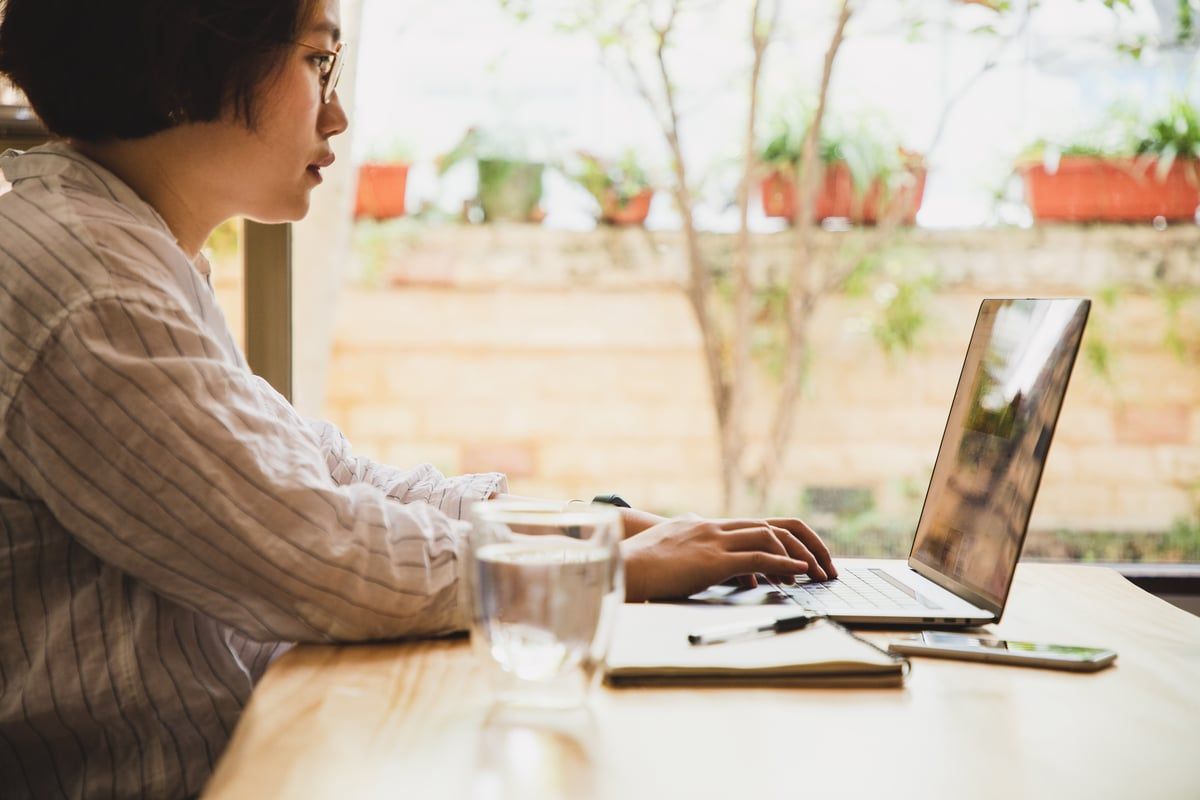 الصين.. "ثورة" على ظروف العمل باعتماد ملابس "قبيحة" (صور)