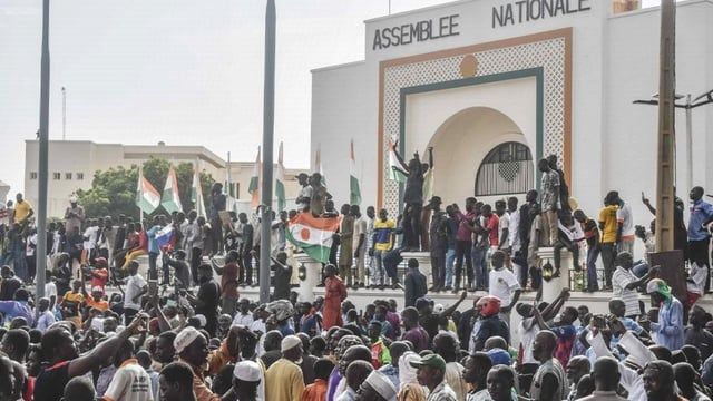 بعد 9 أشهر من احتجازه.. رئيس النيجر المعزول يواجه مصيرا مجهولا